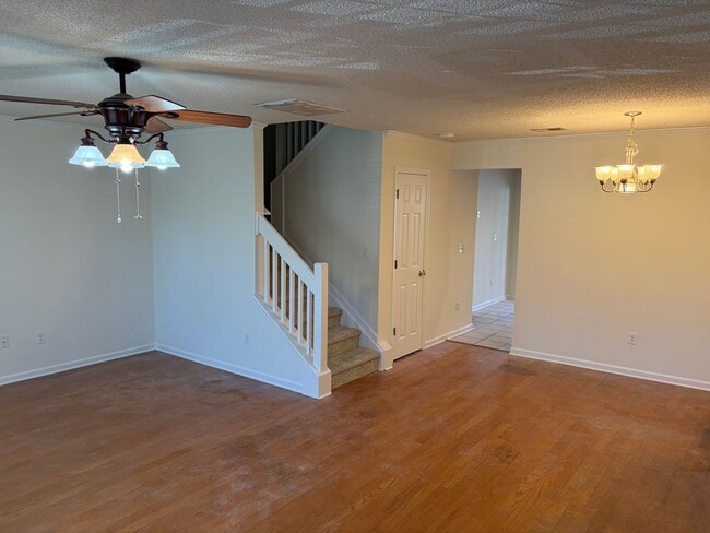 Building Photo - Charming Townhouse