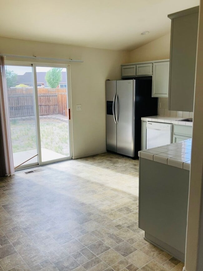 Building Photo - Charming 3 Bedroom