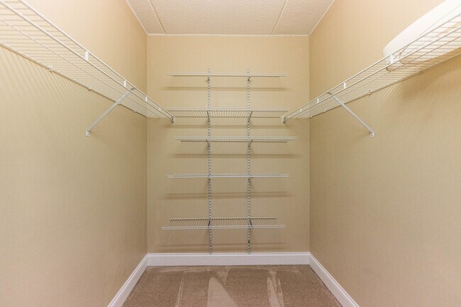 Building Photo - 125 Lakeview Dr