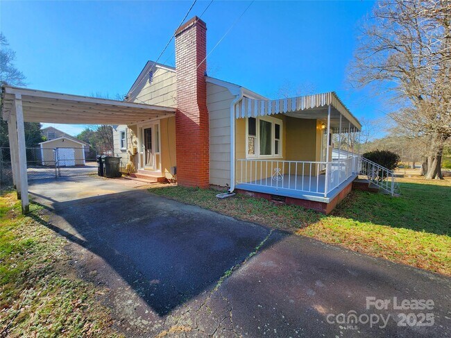 Building Photo - 843 Pebble Ave SW