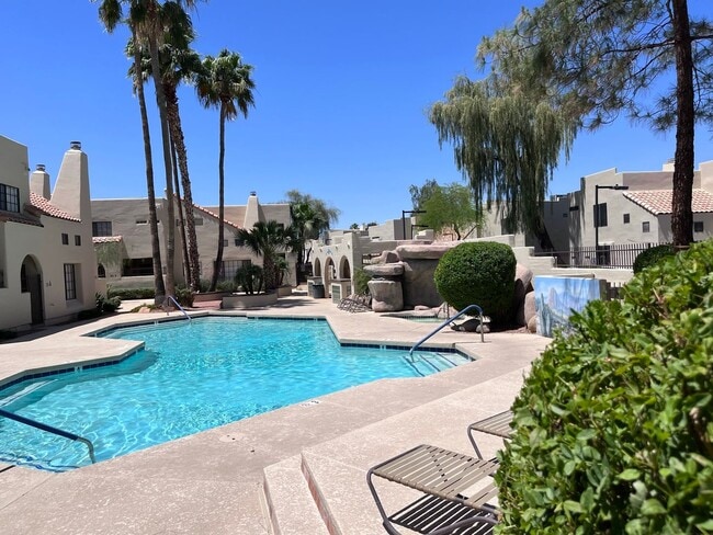 Building Photo - COMING SOON! 3 bed 3 bath Town house with ...