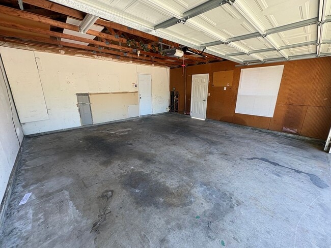 Building Photo - Cozy Home on Spacious Lot with Pool Available Now!