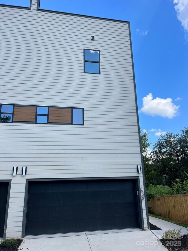 Building Photo - 1608 Julia Maulden Pl