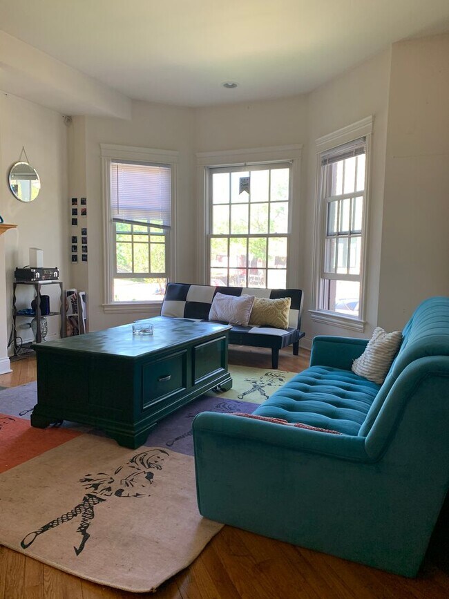 Building Photo - Very Spacious 5 BR/3 BA Duplex in Lincoln ...