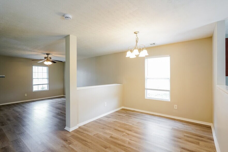 Building Photo - 2893 Creekbend Dr