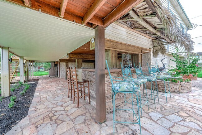 Building Photo - 325 Palm Dr