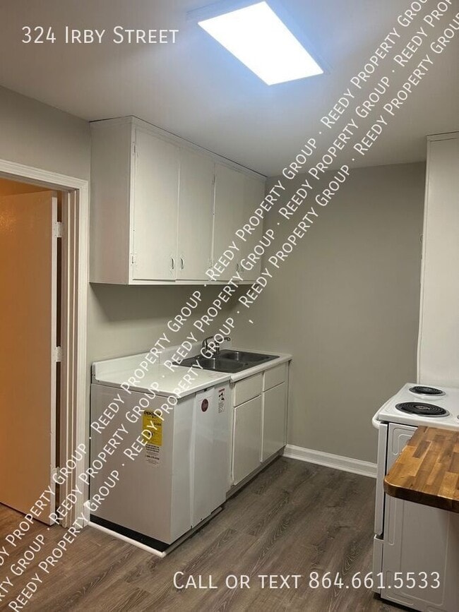 Building Photo - 324 Irby St