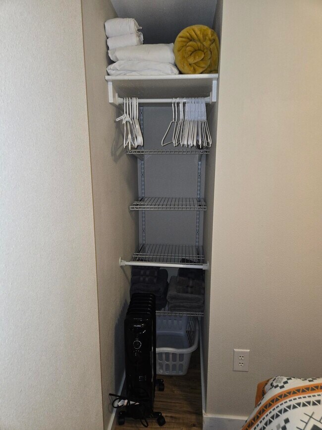 Building Photo - 1213 5th St