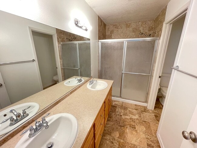Building Photo - Clean 3 Bed 2 Bath in the Landings