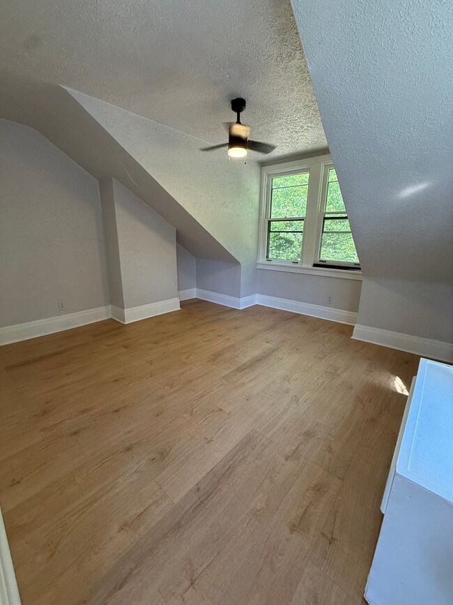 Building Photo - Hidden Gem-2 bedroom unit in Glenshaw/Shaler