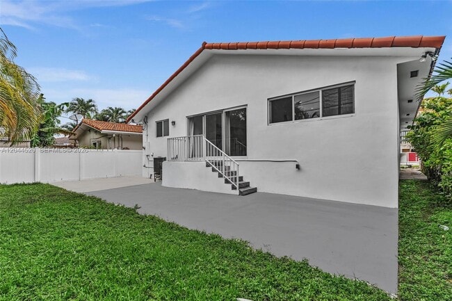 Building Photo - 8858 Harding Ave