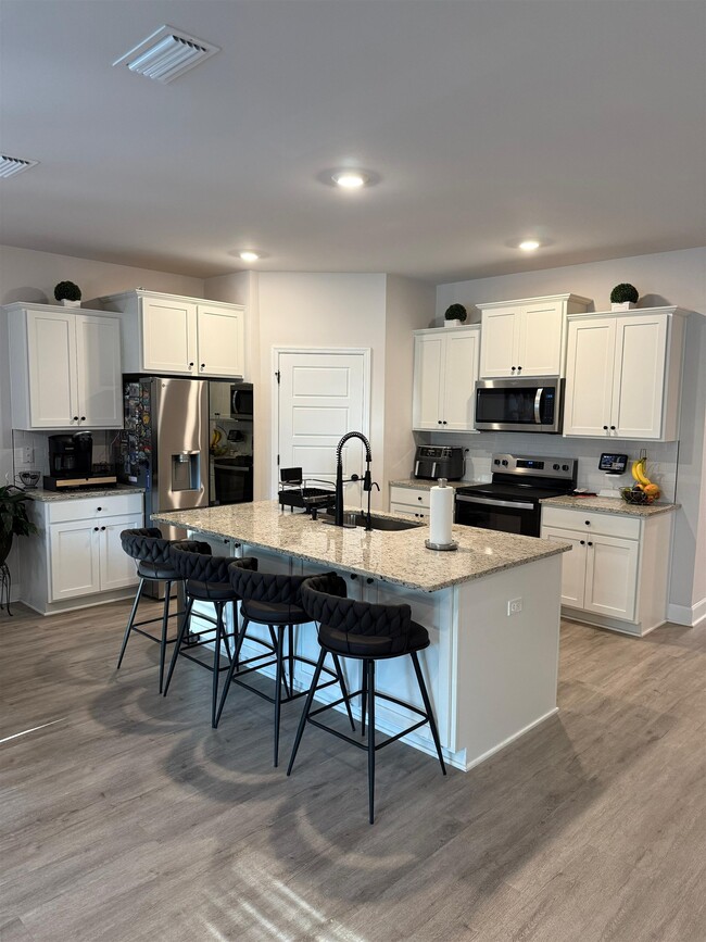 Building Photo - 2058 Hansel Hl Dr