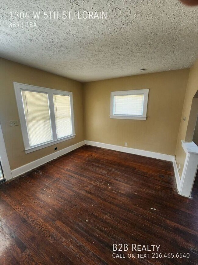 Building Photo - 1304 W 5th St