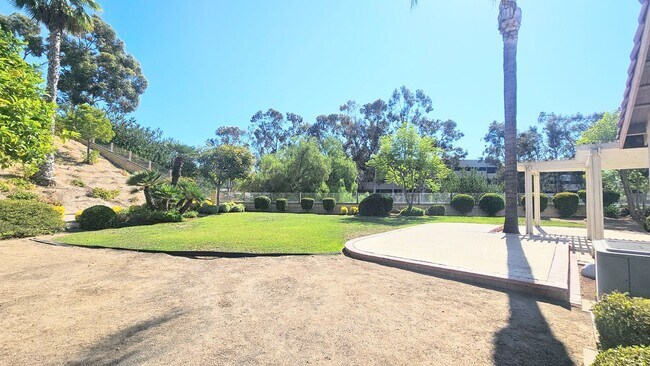 Building Photo - Gorgeous Single Story Home- Huge Back Yard...