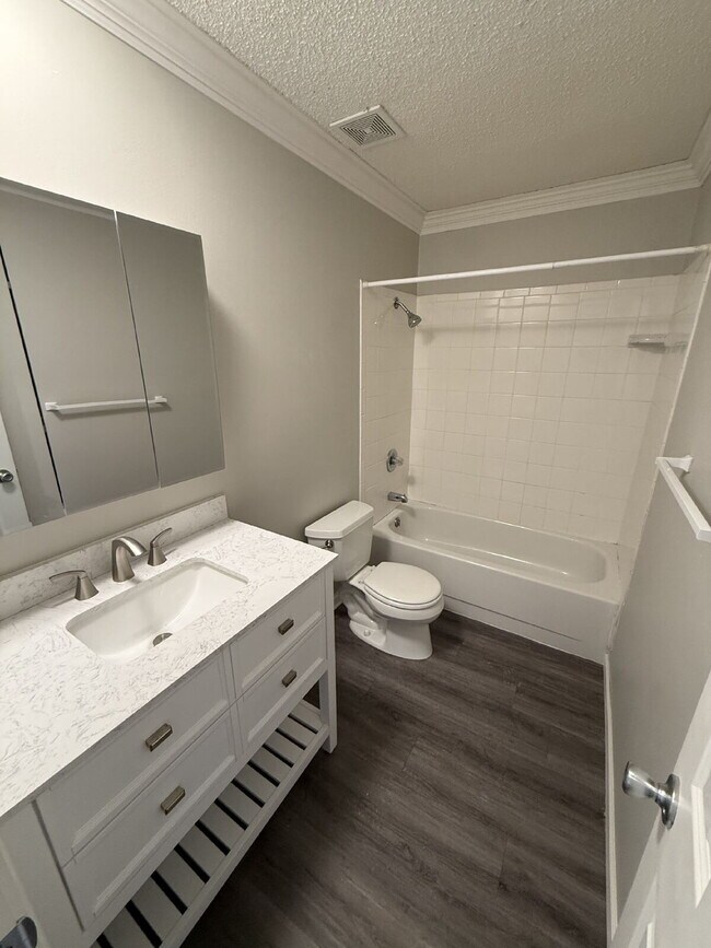 Building Photo - Updated 2 Bedroom/1 Bath Apartment in Parkville *READY NOW*