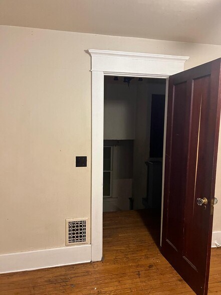 Building Photo - 35 Poultney Ave