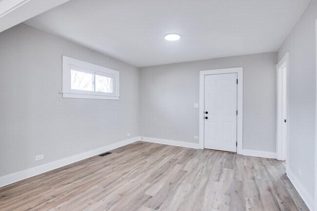 Building Photo - 1520 N Prairie Ave