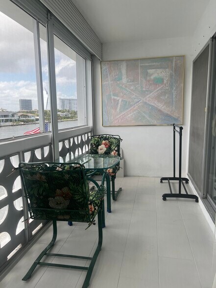 Building Photo - 3135 S Ocean Dr