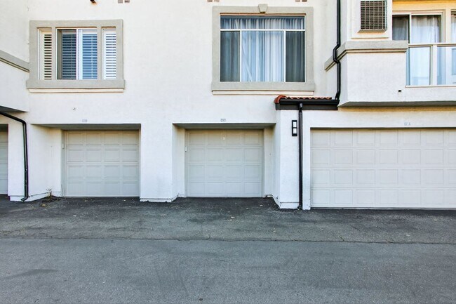 Building Photo - Elegantly Furnished Coastal Condo with Mountain Views