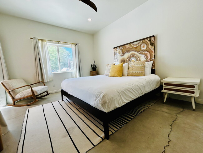 Building Photo - Gorgeous, renovated home on 2 acres in quiet neighborhood.