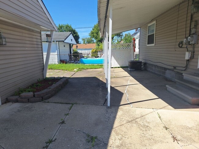 Building Photo - Charming 3 bedroom bungalow freshly updated