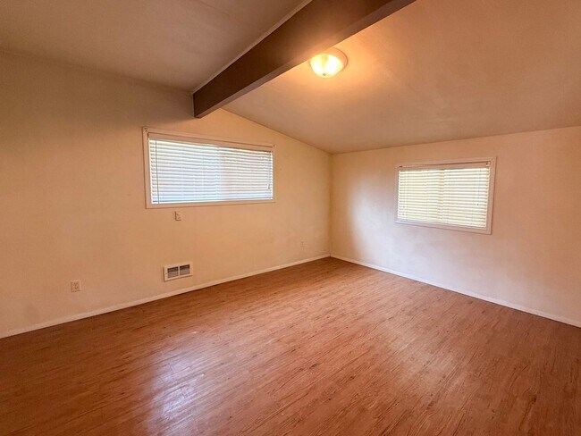 Building Photo - 1593 Skyline Way S