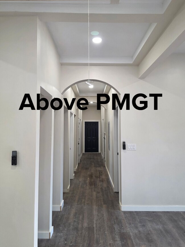 Building Photo - Spacious 4 bedroom & 4 Bathroom House righ...