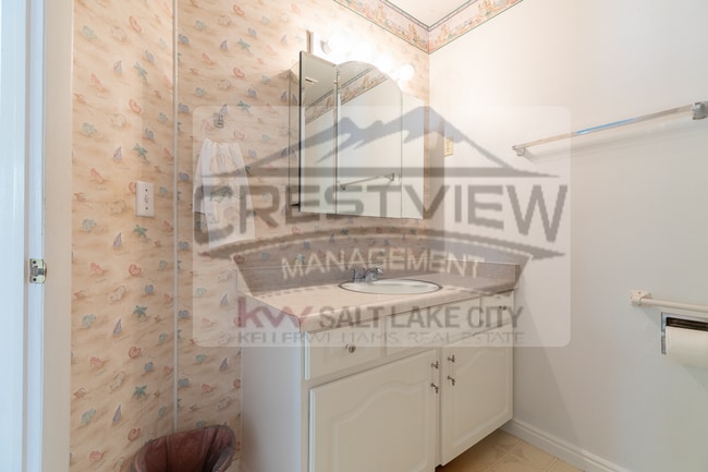 Building Photo - Charming East Sandy Home in a Prime Location