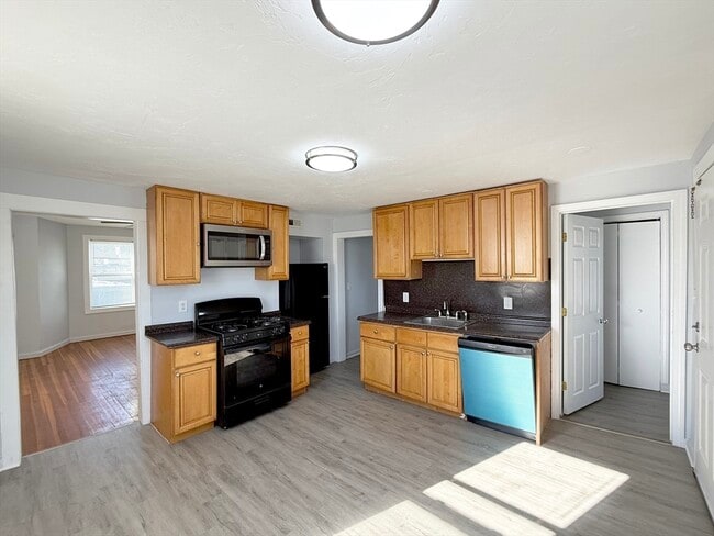 Building Photo - 227 Chestnut St