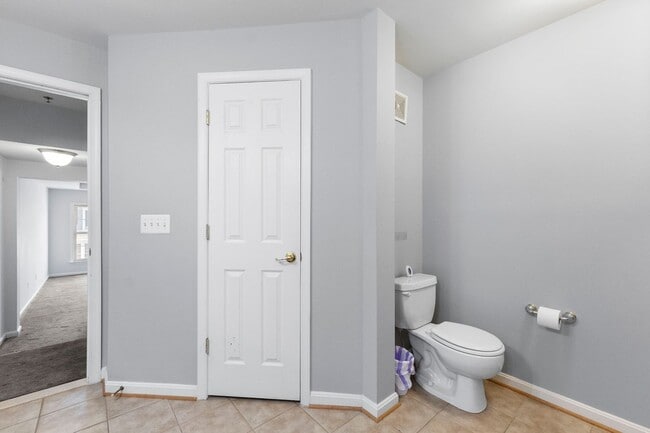 Building Photo - Elegant Townhome in Sought-After Groveton Woods
