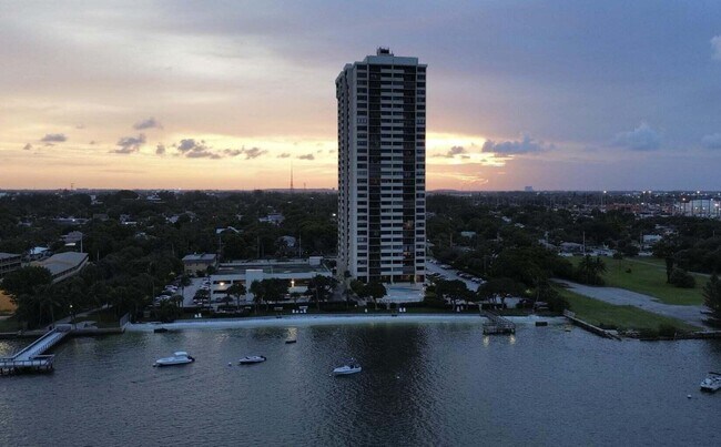 Building Photo - 5600 N Flagler Dr