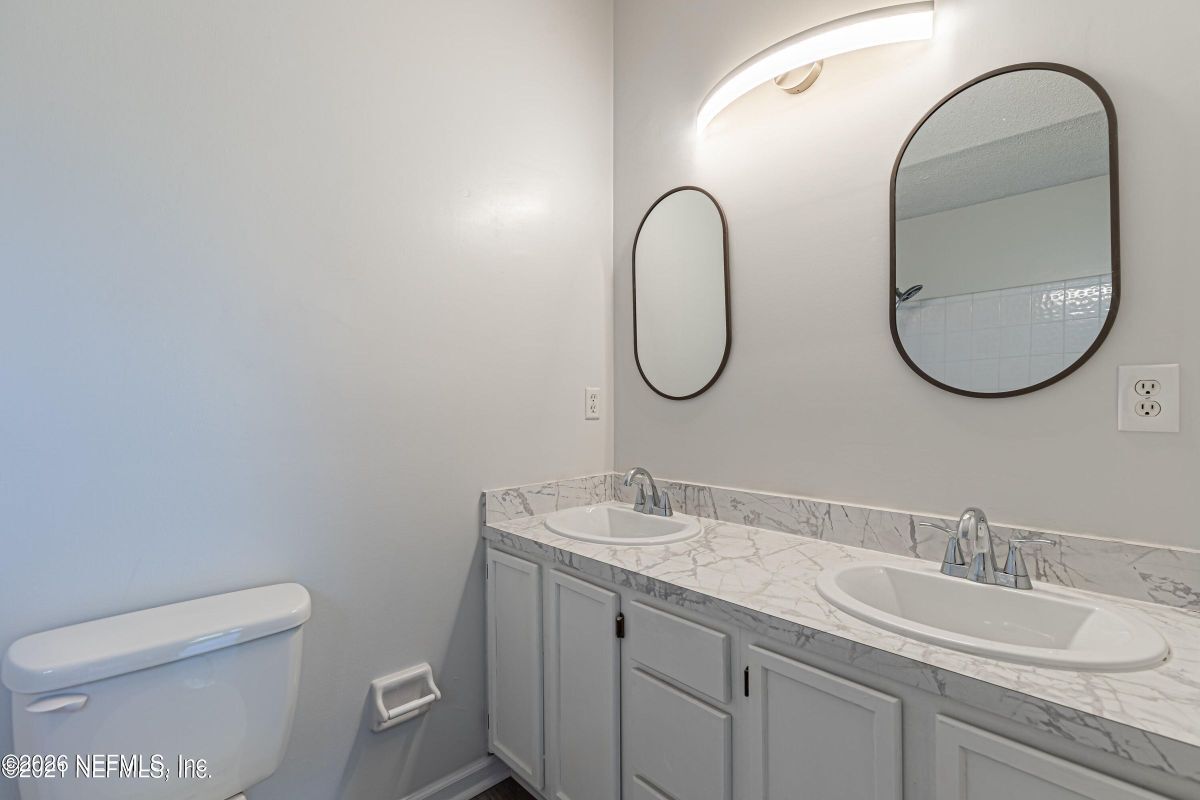 Building Photo - 286 Main St