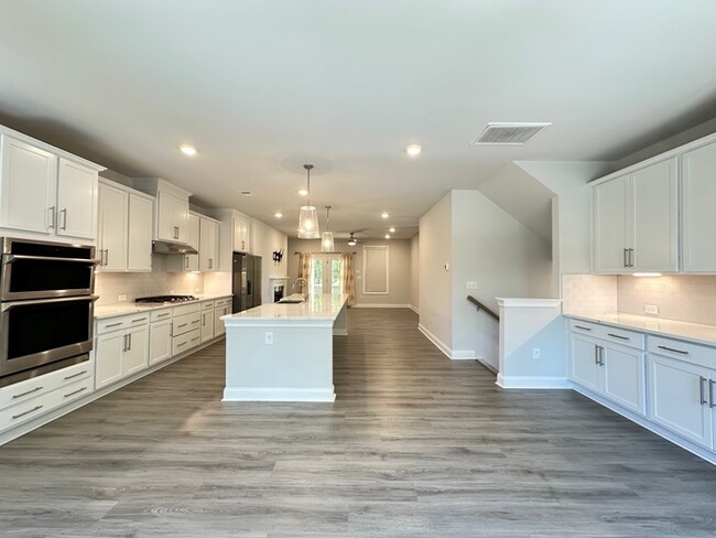 Building Photo - SPACIOUS TOWNHOME