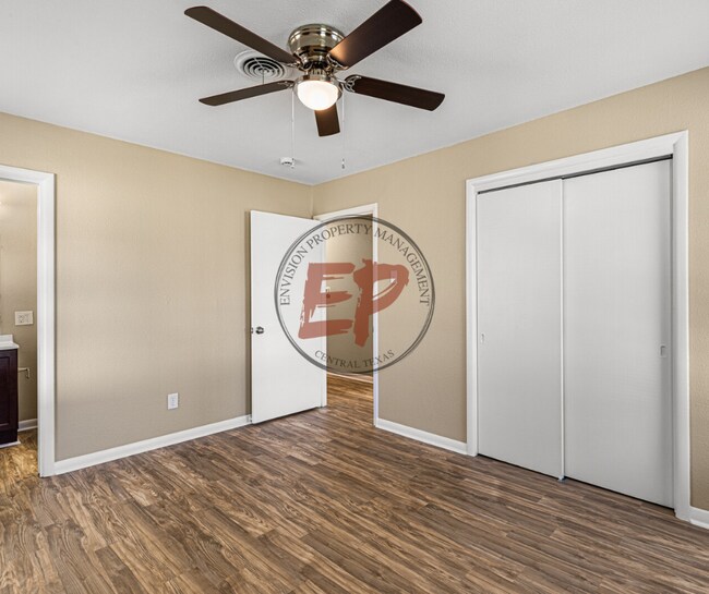 Building Photo - 817 Lawrence Dr