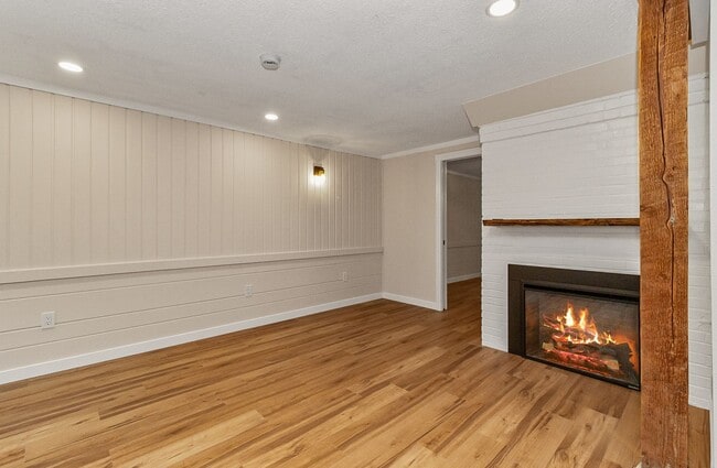 Building Photo - Stylish in Snohomish