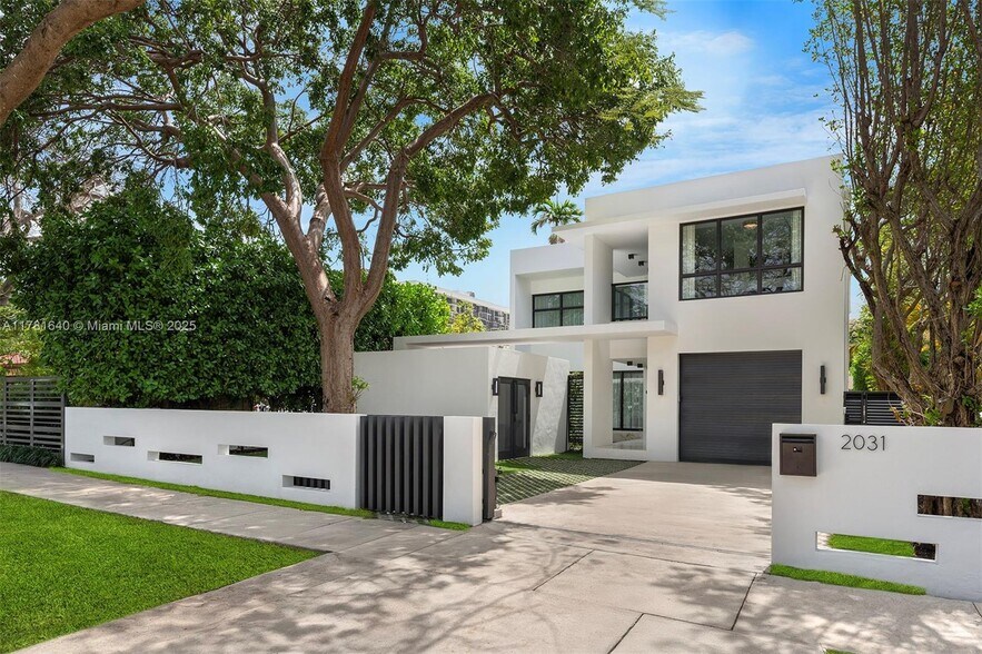 Building Photo - 2600 SW 27th Ave