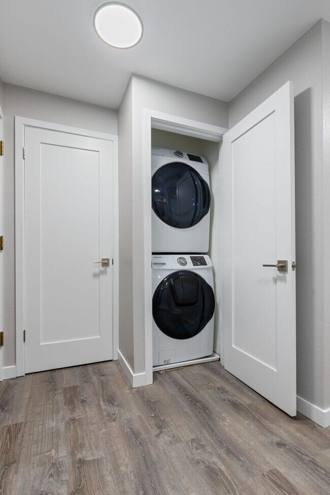 Building Photo - Large Freshly Remodeled and AIR CONDITIONE...