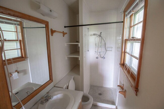 Building Photo - 1303 E Smiley Ln