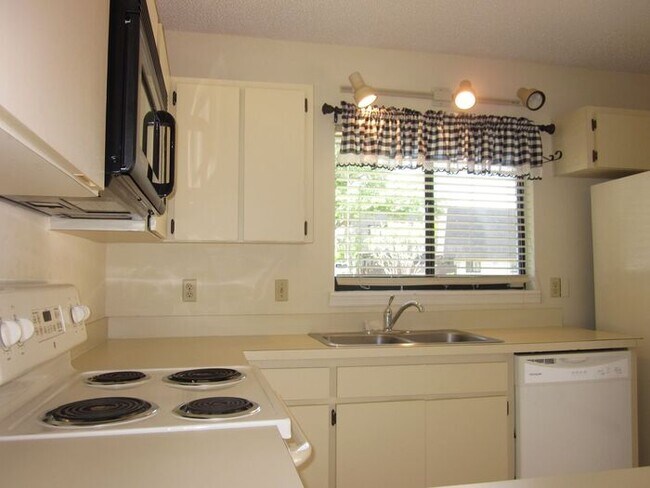 QUAIL RUN TOWNHOMES - 15419 E Pond Woods Dr Tampa FL 33618 | Apartment