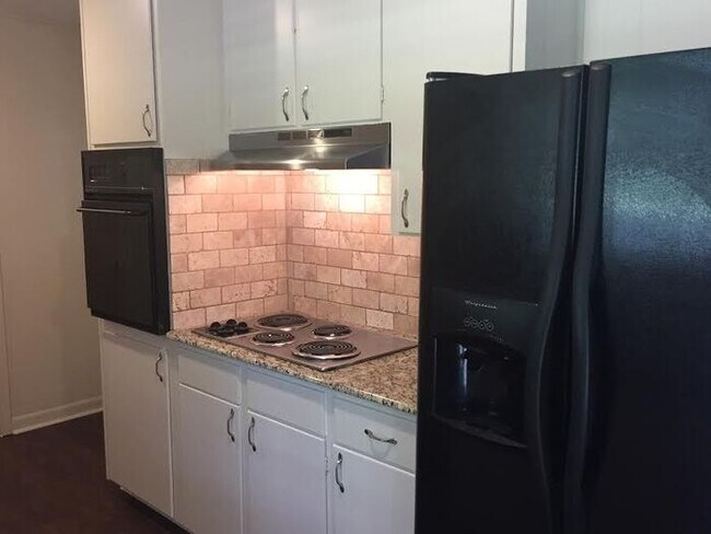 Building Photo - Tour Today! 3 bedroom in the heart of Sout...