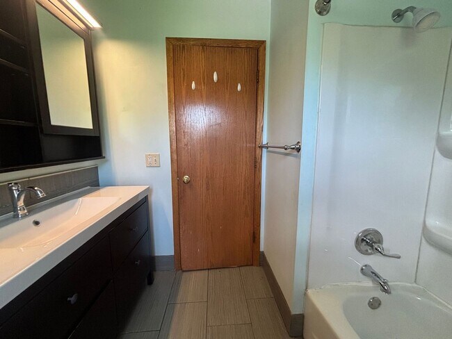 Building Photo - Awesome 3 BR/1 BA End-Unit Townhome in Minneapolis!