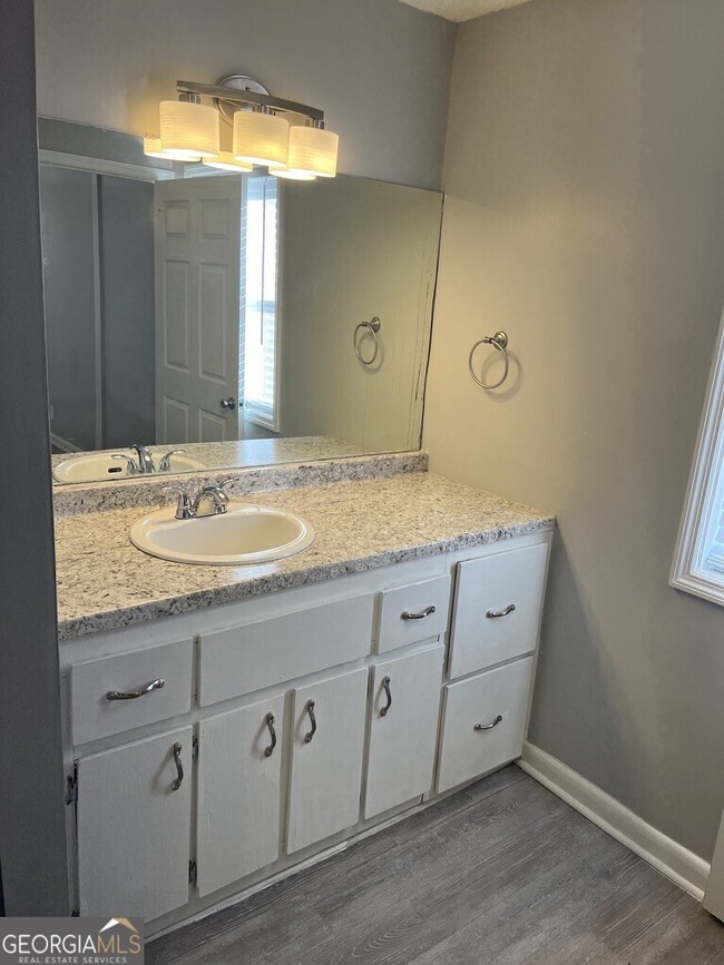 Building Photo - 10 Crestwood Cir