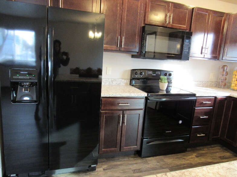 Building Photo - 325 Jerry Pl