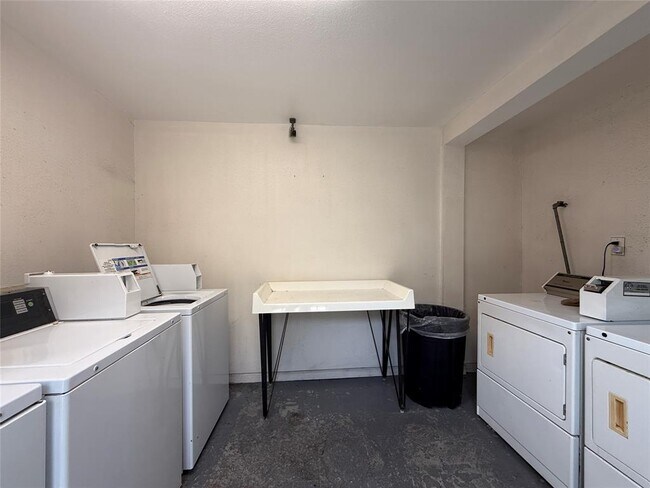 Building Photo - 1530 Heights Blvd