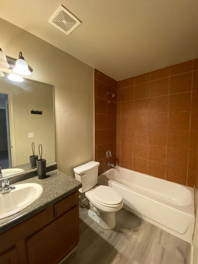 Building Photo - spacious 4 bedroom home in legends west