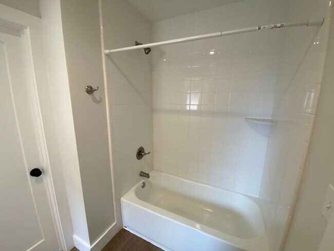 Building Photo - 542 Pine Ave