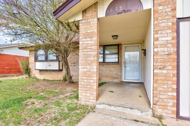 Building Photo - This Cute and Cozy 4 Bed, 2 Bath Home is Available now!!