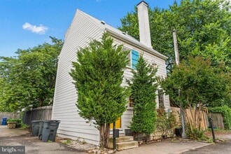 Building Photo - 220 Hollis Alley