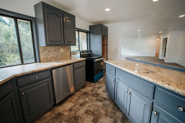 Building Photo - Spacious 4-Bedroom Home with Stunning Hilltop Views in Fortuna, CA