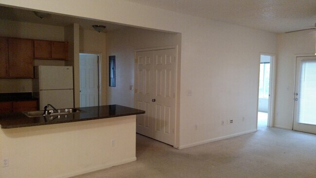 Building Photo - Close to Campus  3 bed 3 bath Condo